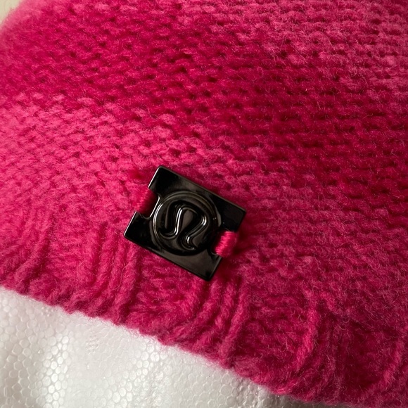 Lululemon woman’s Pink Wool striped beanie toque hat - Picture 2 of 5